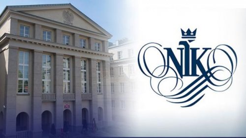 The graphic shows the headquarters of the Supreme Audit Office (NIK) in Warsaw, housed in a neoclassical building with a light facade and columns at the entrance. On the right side, the NIK logo is displayed – a stylized blue monogram of the letters &quot;NIK&quot; with a crown above the letter &quot;I&quot; and decorative lines. The background on the right gradually fades into a light blur, emphasizing the institution&#039;s logo.